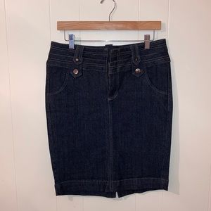 Dark rinse denim skirt